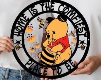 Cartello in metallo personalizzato "La casa è il posto più comodo in cui stare" - Cartello in metallo "Casa" di Winnie the Pooh - Cartello di benvenuto in casa - Decorazione invernale in metallo