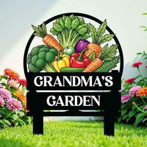 Op de afbeelding: Zwart metalen tuinschild in de vorm van een bank met een cirkel bovenop. De cirkel is gevuld met kleurrijk groente en bladgroenten. De tekst op het bord luidt "Grandma's Garden".