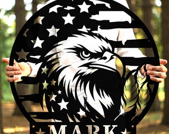 Targa in metallo personalizzata con aquila patriottica - Decorazione cristiana con bandiera americana - Decorazione da parete con aquila calva e nome di famiglia - Regalo per la casa a tema religioso USA