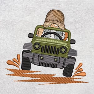 Könnte beinhalten: Ein gesticktes Design zeigt einen Zwerg, der ein grünes Geländefahrzeug durch Schlamm fährt. Der Zwerg trägt einen braunen Hut und sitzt hinter dem Lenkrad. Das Fahrzeug hat schwarze Reifen und eine graue Frontstoßstange. Orangefarbene Spritzer zeigen die Bewegung des Fahrzeugs an.