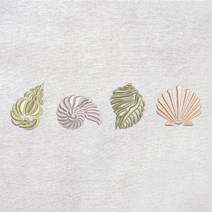 Può includere: Quattro conchiglie ricamate in vari disegni e colori. Le conchiglie includono un nautilus a spirale nei toni del rosa e del bianco, una conchiglia a ventaglio color pesca e altre due conchiglie nei toni dell'oro e del verde.