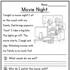 Könnte beinhalten: Schwarzweißillustration einer Familie, die auf dem Sofa einen Film schaut. Die Familie isst Popcorn. Der Text "Movie Night" steht oben auf der Seite. Der Text "Tonight is movie night! I sit on the couch with my family. Dad brings popcorn. "Yum!" I take a big bite. The lights go off. The movie starts. I laugh and clap. Watching movies with my family is so much fun!" steht unter der Illustration. Unter dem Text stehen drei Fragen: "What snack do we eat?", "Who do I watch the movie with?", und "What happens when the lights go off?"