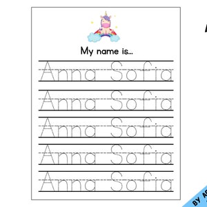 Può includere: Un foglio di lavoro stampabile con un unicorno con un arcobaleno e stelle. Il foglio di lavoro ha cinque righe con linee tratteggiate per tracciare il nome "Anna Sofia".