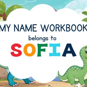 Puede incluir: Un cuaderno de trabajo para niños con el texto "MY NAME WORKBOOK belongs to SOFIA". El diseño presenta un dinosaurio verde y un fondo tropical con palmeras y cielo azul.