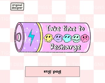 Puede incluir: Una batería rosa con un rayo y el texto "Take time to Recharge" con cinco caras sonrientes de colores. La batería está sobre un fondo a cuadros rosa y blanco. El texto "svg|png" está en un rectángulo rosa en la parte inferior de la imagen.