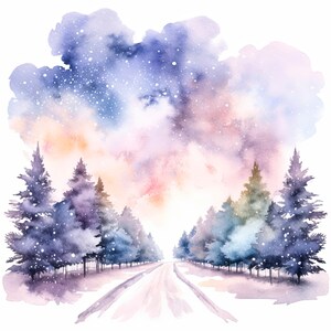 Op de afbeelding: Waterverf schilderij van een besneeuwde bos sc&egrave;ne met een weg die de diepte in loopt. De lucht is een levendige paars en roze met vallende witte sneeuwvlokken. De bomen zijn donkerpaars en blauw met witte sneeuw op hun takken.