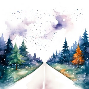 Op de afbeelding: Een aquarel schilderij van een besneeuwde bos sc&egrave;ne met een weg die door de bomen loopt. De lucht is lichtpaars met vallende witte sneeuw. De bomen zijn donkerblauw en groen, met een paar oranje bomen op de voorgrond.