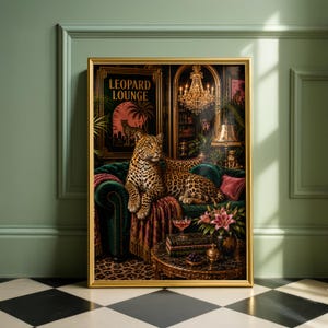 Könnte beinhalten: Ein gerahmter Kunstdruck mit einem Leoparden, der auf einem dunkelgrünen Samtsofa ruht. Die Szene zeigt einen Kristallleuchter, einen Tisch mit Büchern, ein Glas mit roter Flüssigkeit und einen Strauß rosa Blumen. Der Text LEOPARD LOUNGE ist sichtbar.