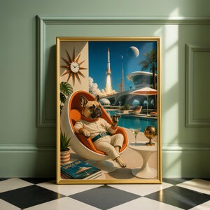 Peut inclure: Une impression d'art encadrée représentant un bouledogue français en combinaison beige, assis dans un fauteuil œuf orange et blanc. L'image montre une fusée au décollage, une horloge soleil, une piscine et un livre intitulé Space Age.