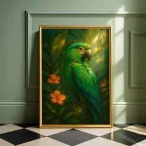 Pode incluir: Uma impressão de arte emoldurada com um papagaio verde vibrante empoleirado em meio a folhagens exuberantes e flores laranja. A obra de arte tem uma moldura dourada e está em uma parede verde com um chão xadrez preto e branco.