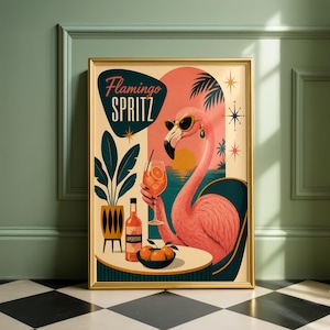 Könnte beinhalten: Gerahmter Kunstdruck mit einem rosa Flamingo, der eine Sonnenbrille trägt und einen Cocktail hält. Der Druck trägt die Aufschrift "Flamingo Spritz" und zeigt eine Flasche Aperitivo und Orangen. Der Hintergrund zeigt einen Sonnenuntergang und Palmen.