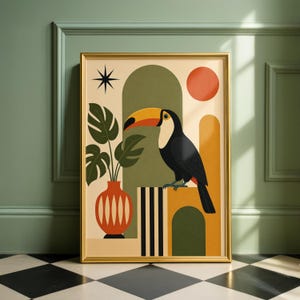 Può includere: Stampa artistica incorniciata con un tucano dal becco giallo e arancione, posato su un design geometrico. L'opera include un vaso rosso con una pianta, una stella e un cerchio rosso su sfondo beige. La cornice è dorata.