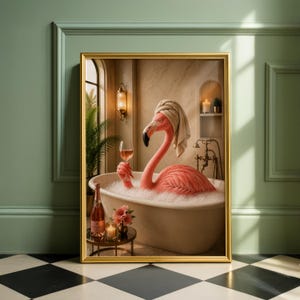 Könnte beinhalten: Ein gerahmter Wandkunstdruck, der einen rosa Flamingo in einer mit Schaum gefüllten weißen Badewanne zeigt. Der Flamingo trägt ein beiges Handtuch auf dem Kopf und hält ein Glas Roséwein. Eine Flasche Rosé und Blumen stehen auf einem Beistelltisch.