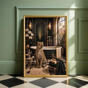 Puede incluir: Una impresión de arte mural enmarcada que representa un lujoso interior de baño con un leopardo sentado en el centro. La escena presenta una bañera con patas de color verde oscuro, accesorios dorados, orquídeas blancas y una toalla con el texto BATH SOCIETY.
