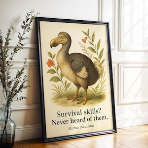 Puede incluir: Lámina enmarcada con una ilustración de un dodo y el texto «¿Habilidades de supervivencia? Nunca oí hablar de ellas». La obra de arte tiene un estilo vintage con un marco negro, flores naranjas y follaje verde.