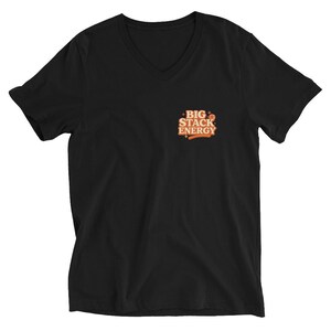 Camiseta de póker Big Stack Energy con cuello en V y estampado sutil en el pecho para jugadores de cartas. Camiseta de póker unisex de estilo retro.