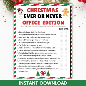 Könnte beinhalten: Eine rechteckige Spielkarte Christmas Ever or Never Office Edition mit rot-grün gestreiftem Rand. Die weiße Karte zeigt einen Schneemann, einen Lebkuchenmann und eine Liste mit fünfzehn weihnachtlichen Büroaktivitäten mit Kästchen.