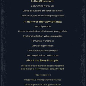 Puede incluir: Una tarjeta azul oscuro con texto dorado que enumera formas de usar tarjetas de indicaciones de historias. El texto incluye ideas para el aula, el hogar y entornos terap&eacute;uticos, y para escritores y creadores. Logotipos de Possibility Path y WiseArtToo.