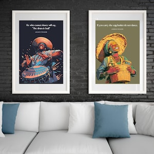 Könnte beinhalten: Zwei gerahmte Drucke mit bunten Illustrationen und Text. Der linke Druck zeigt eine Person, die Trommel spielt, mit dem Text "Wer nicht tanzen kann, wird sagen: "Die Trommel ist schlecht." Der rechte Druck zeigt eine Person, die einen Korb hält, mit dem Text "Wenn du den leeren Korb trägst, tanze nicht."