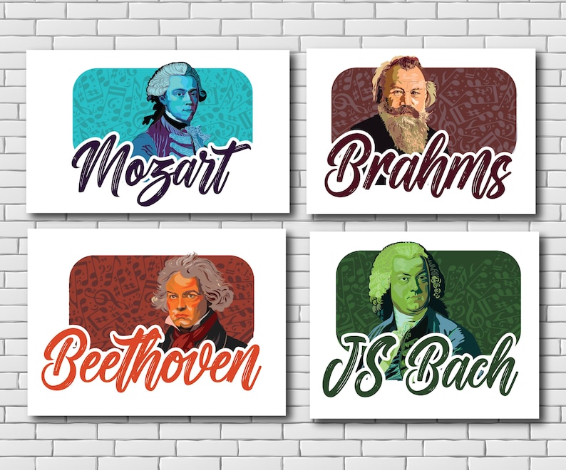 K&ouml;nnte beinhalten: Ein Satz von vier wei&szlig;en quadratischen Drucken mit Portr&auml;ts ber&uuml;hmter Komponisten. Jeder Druck hat einen bunten Hintergrund mit Noten und dem Namen des Komponisten in einer stilisierten Schriftart. Die abgebildeten Komponisten sind Mozart, Brahms, Beethoven und J.S. Bach.