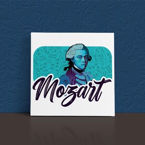 K&ouml;nnte beinhalten: Ein wei&szlig;er Leinwanddruck mit einem Portr&auml;t von Mozart in Blau- und Lilat&ouml;nen. Der Hintergrund ist t&uuml;rkisblau mit Musiknoten und Schn&ouml;rkeln. Das Wort "Mozart" ist in schwarzer Kursivschrift geschrieben.