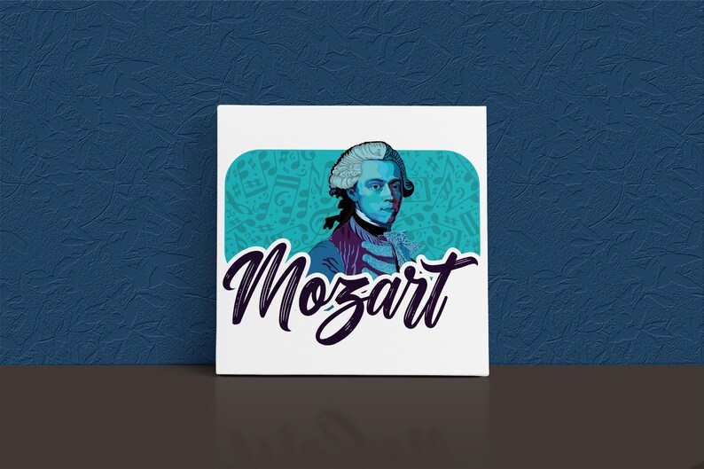 K&ouml;nnte beinhalten: Ein wei&szlig;er Leinwanddruck mit einem Portr&auml;t von Mozart in Blau- und Lilat&ouml;nen. Der Hintergrund ist t&uuml;rkisblau mit Musiknoten und Schn&ouml;rkeln. Das Wort "Mozart" ist in schwarzer Kursivschrift geschrieben.