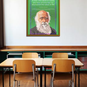 以下が含まれることがあります： 緑色の背景にチャールズ・ダーウィンの肖像画が描かれた額装されたプリント。肖像画の上には、「時間を無駄にすることを恐れない人は、人生の価値を発見していない。」という引用が書かれている。