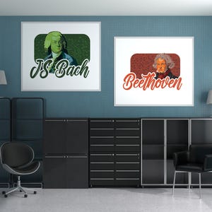 K&ouml;nnte beinhalten: Zwei gerahmte Poster mit Portr&auml;ts ber&uuml;hmter Komponisten. Das Poster links zeigt Johann Sebastian Bach mit dem Text "JS Bach". Das Poster rechts zeigt Ludwig van Beethoven mit dem Text "Beethoven".