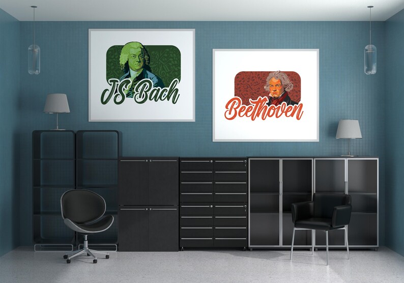 K&ouml;nnte beinhalten: Zwei gerahmte Poster mit Portr&auml;ts ber&uuml;hmter Komponisten. Das Poster links zeigt Johann Sebastian Bach mit dem Text "JS Bach". Das Poster rechts zeigt Ludwig van Beethoven mit dem Text "Beethoven".