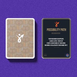 Puede incluir: Dos cartas del "Possibility Path Decision Deck" se muestran sobre una superficie p&uacute;rpura. Una carta presenta un patr&oacute;n de b&uacute;hos repetido, mientras que la otra tiene texto y un logotipo. El texto dice: "Tu vecino desaparece..."