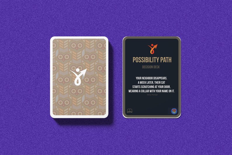 Puede incluir: Dos cartas del "Possibility Path Decision Deck" se muestran sobre una superficie p&uacute;rpura. Una carta presenta un patr&oacute;n de b&uacute;hos repetido, mientras que la otra tiene texto y un logotipo. El texto dice: "Tu vecino desaparece..."