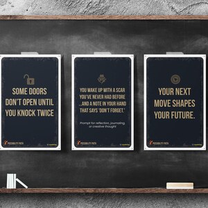 Puede incluir: Tres carteles enmarcados con citas inspiradoras en una pizarra. Los carteles tienen un fondo azul oscuro con bordes blancos y texto dorado. Las citas incluyen: "Algunas puertas no se abren hasta que tocas dos veces."