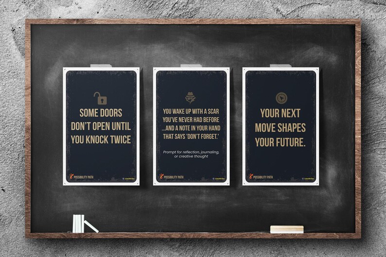 Puede incluir: Tres carteles enmarcados con citas inspiradoras en una pizarra. Los carteles tienen un fondo azul oscuro con bordes blancos y texto dorado. Las citas incluyen: "Algunas puertas no se abren hasta que tocas dos veces."