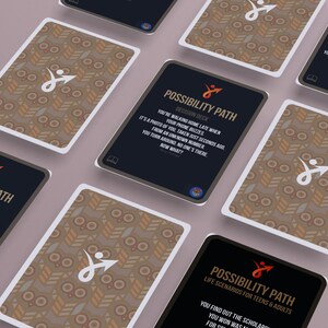 Puede incluir: Se muestran varias cartas con el texto "Possibility Path". Las cartas tienen una cara azul oscuro con texto blanco y un reverso estampado. Las cartas presentan escenarios de vida para adolescentes y adultos.