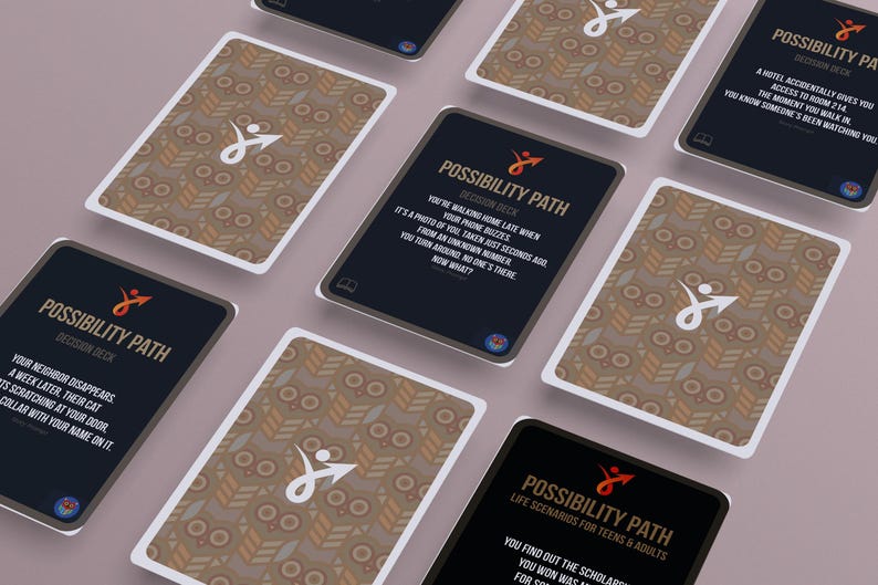 Puede incluir: Se muestran varias cartas con el texto "Possibility Path". Las cartas tienen una cara azul oscuro con texto blanco y un reverso estampado. Las cartas presentan escenarios de vida para adolescentes y adultos.