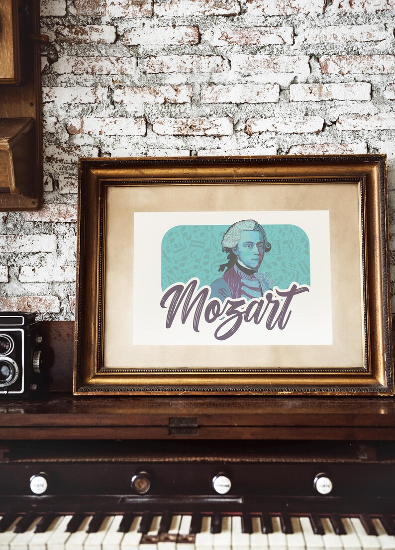 K&ouml;nnte beinhalten: Ein gerahmter Druck eines Portr&auml;ts von Wolfgang Amadeus Mozart, mit einem t&uuml;rkisfarbenen Hintergrund und dem Wort "Mozart" in lila Schrift.