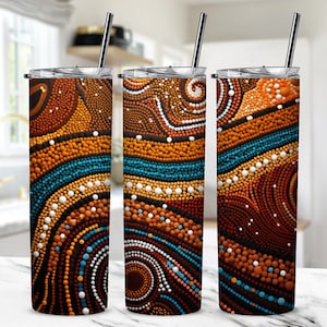 Könnte beinhalten: Drei Edelstahlbecher mit Deckel und Strohhalmen. Jeder Becher zeigt ein anderes Design aus farbenfroher abstrakter Punktkunst in Braun-, Orange-, Blau-, Weiß- und Rottönen.