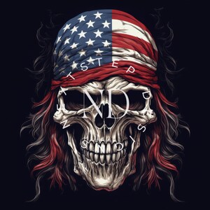 Könnte beinhalten: Detaillierte Illustration eines menschlichen Schädels mit einem Bandana im Design der amerikanischen Flagge. Der Schädel hat lange, rote Haare und die Worte "1st Step ND" sind überlagert. Der Hintergrund ist dunkelblau.