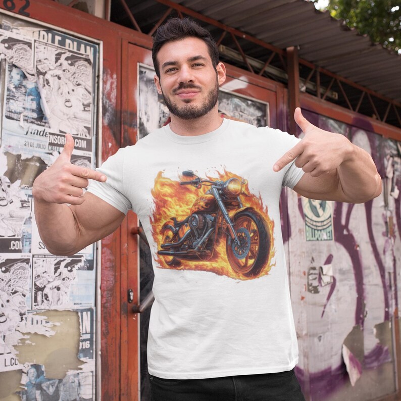 Puede incluir: Camiseta blanca con un gr&aacute;fico de una motocicleta envuelta en llamas.