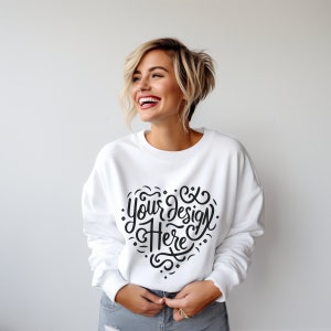 Könnte beinhalten: Weißer Pullover mit langen Ärmeln und Rundhalsausschnitt. Der Pullover hat ein schwarzes herzförmiges Design mit dem Text "Your design here" darin.