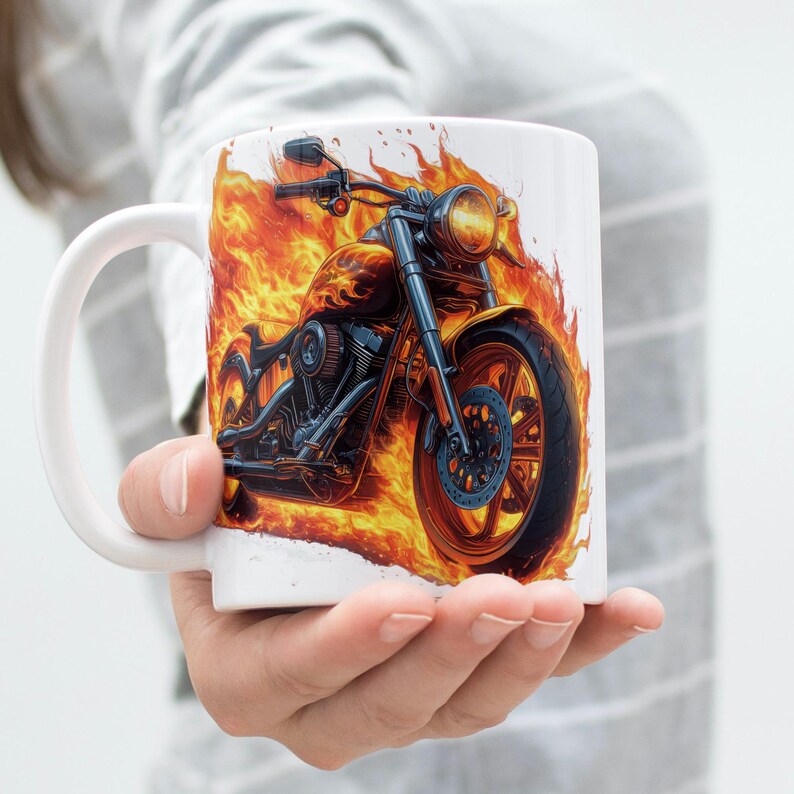 Puede incluir: Taza de cer&aacute;mica blanca con una motocicleta negra y cromada envuelta en llamas. La motocicleta tiene una llanta delantera grande y un dise&ntilde;o detallado.