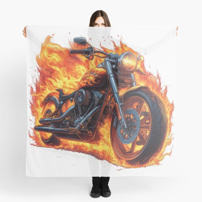 Puede incluir: Una motocicleta negra con llamas que salen de las ruedas y del motor. La motocicleta tiene un tubo de escape cromado y un asiento negro.