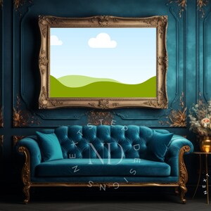 Könnte beinhalten: Ein blaues Samtsofa mit goldbemalten Holzbeinen steht in einem Raum mit blaugrünen Wänden und goldenen Verzierungen. Ein gerahmtes Bild mit einer Comic-Landschaft hängt über dem Sofa. Eine Vase mit Blumen steht auf einem kleinen goldenen Tisch rechts neben dem Sofa.