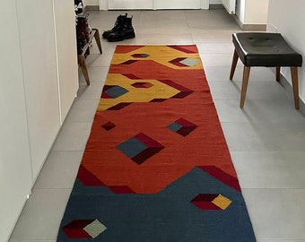 Chemin de table kilim coloré 80 x 240 cm, contemporain et fait main en laine de mouton, fabriqué sur commande. Pour l'intérieur, une entrée, un salon, des couloirs.