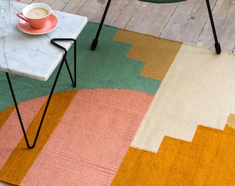 Tapis kilim « marches du soleil » 100 x 160 cm, contemporain et fait main à partir de laine de mouton, fabriqué sur commande. Pour l'intérieur, le salon, la chambre à coucher, la chambre de bébé ;