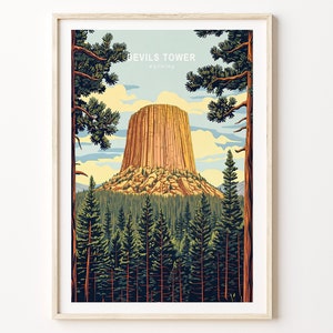 Może przedstawiać: Ilustracja w stylu vintage Narodowego Pomnika Przyrody Devils Tower w Wyoming. Obraz przedstawia wysoki skalny twór wznoszący się z lasu zielonych sosen. Niebo jest jasnoniebieskie z białymi chmurami.
