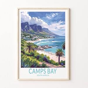 Könnte beinhalten: Eine farbenfrohe Illustration von Camps Bay, Südafrika, mit einem Strand mit Palmen, türkisfarbenem Wasser und einem Gebirge im Hintergrund.