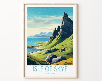 Może przedstawiać: Kolorowa ilustracja wyspy Skye w Szkocji. Obraz przedstawia wysoką, skalistą górę z zielonym zboczem i niebieskim akwenem w tle. Tekst "Isle of Skye" i "Scotland" jest wydrukowany pod obrazem.