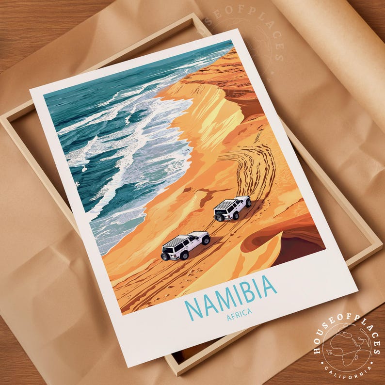 K&ouml;nnte beinhalten: Eine farbenfrohe Illustration einer W&uuml;stenlandschaft in Namibia, Afrika. Das Bild zeigt einen wei&szlig;en Gel&auml;ndewagen, der auf einer Sandd&uuml;ne f&auml;hrt, mit dem Meer im Hintergrund. Der Text "Namibia, Afrika" ist unten auf dem Bild gedruckt.