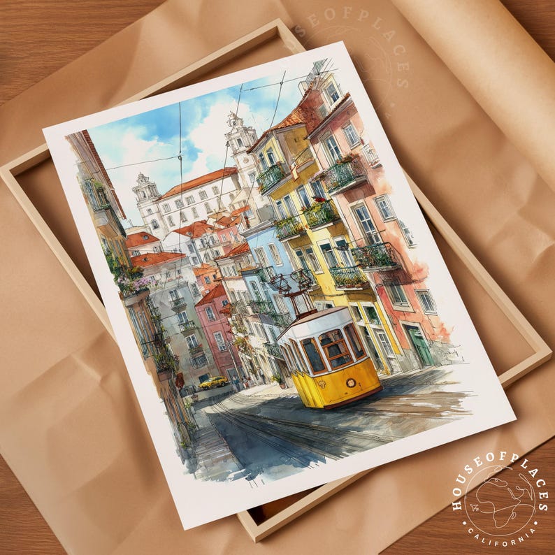 Pu&ograve; includere: Stampa ad acquerello di una scena di strada di Lisbona con un tram giallo, edifici colorati e una chiesa. L'opera d'arte &egrave; incorniciata in una cornice di legno, su carta marrone.